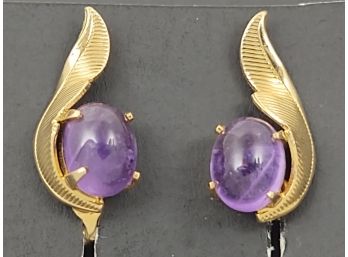 VINTAGE SIGNED SARAH COVENTRY GOLD TONE PURPLE GLASS CABOCHON CLIP EARRINGS