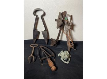 ANTIQUE ICE SKATES, A TRIVET, A TRIMMER, AND A CAST BRONZE FROG PAPERWEIGHT
