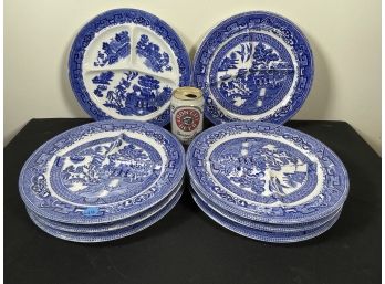 A SET OF EIGHT BLUE WILLOW SEGMENTED LUNCHEON PLATES