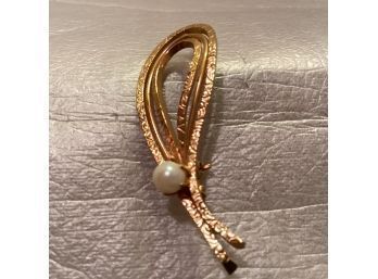 Vintage Gold Tone Pin With Single Pronged Cultured (?) Pearl