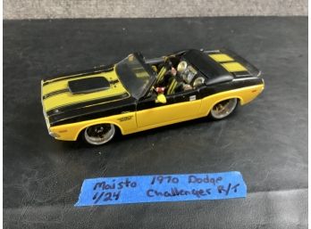 Maistro Yellow And Black 1970 Dodge Challenger R/T Diecast Car (scale 1:24)