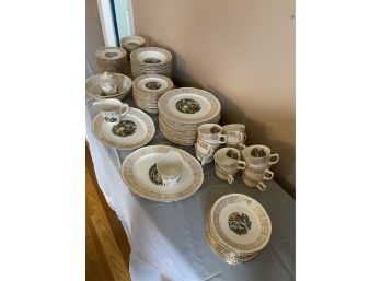 Large Vintage Homer Laughlin China Set For 16, 114 Pieces. Gold Rims Decoration And Figures. PLEASE VIEW.