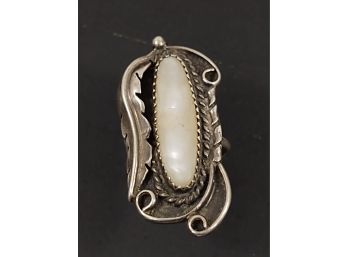 VINTAGE NATIVE AMERICAN STERLING SILVER MOTHER OF PEARL RING