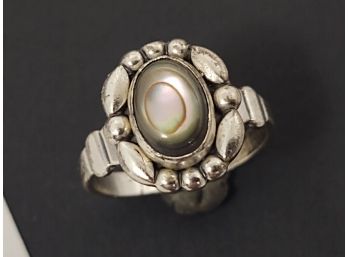 VINTAGE NATIVE AMERICAN STERLING SILVER ABALONE RING