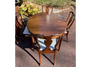 A Lovely Traditional Oval Dining Table And 4  Qn Anne Style Shield Back Chairs By Morganton 1950s