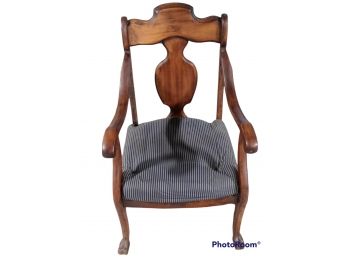 VINTAGE CLAW FOOTED SOLID WOOD CHAIR