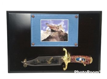 AMERICANA COLLECTIBLE BOWIE KNIFE ON WOODEN PLAQUE WITH EAGLE