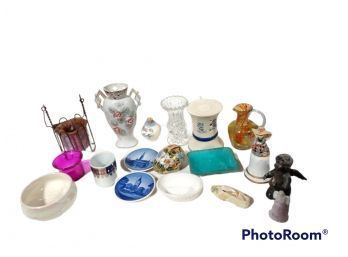 MISC LOT OF HOME DECOR, VASES, FIGURES, ART GLASS, TRINKET TRAYS AND MORE