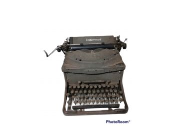 VINTAGE (1935) UNDERWOOD NOISELESS STANDARD TYPEWRITER WITH GLASS KEYS. TESTED AND WORKS.