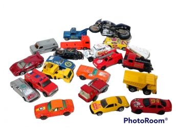 LOT OF DIECAST VEHICLES, MATCHBOX, HOT WHELLS, AND MORE