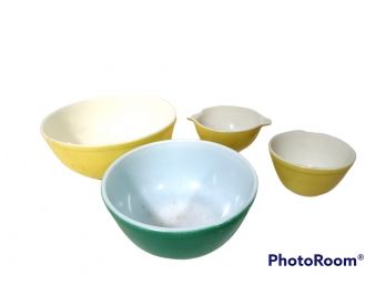 PYREX SOLID COLORED MIXING BOWLS YELLOW & GREEN