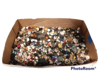 HUGE LOT OF ANTIQUE BUTTONS MIX OF ALL TYPES, BAKELITE, CELLULOID, MILITARY, PLASTIC, AND MORE
