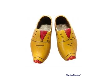 VINTAGE 1960'S DENMARK HAND PAINTED WOODEN SHOES YELLOW AND RED