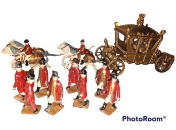 LOT OF VINTAGE JO HILL CO. ENGLAND LEAD BRITISH SOLDIERS WITH GOLD COLORED HORSE DRAWN CARRIAGE