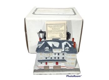 HAWTHORNE COLLECTIBLES 'THE RED LION INN' ROCKWELL'S CHRISTMAS IN STOCKBRIDGE COLLECTION LIGHTED HOUSE