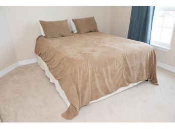 Queen Size Bed With Bedding
