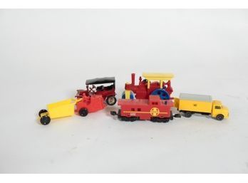 Lot Of 5 Plastic Toy Cars And Mattel Santa Fe HO Scale Train Car