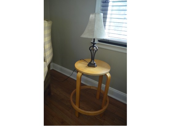 Round End Table / Side Table With Lamp