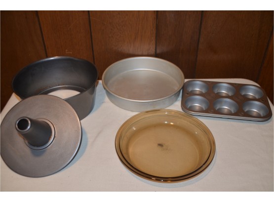 (#141) Pyrex Pie Dish, Cup Cake Tin, Bundt Pan, Wilton Round Cake Pan