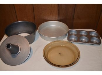 (#141) Pyrex Pie Dish, Cup Cake Tin, Bundt Pan, Wilton Round Cake Pan