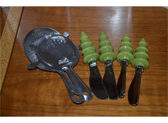 (#22) Christmas Appetizer Serving Spreaders And Tea Strainer
