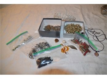(#142) Lot Of Broken Jewelry Items