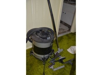 (#95) Black N Decker 8 Gallon Wet/dry Vacuum
