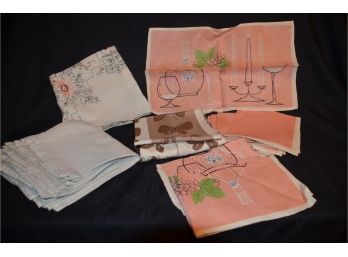 (#69) Vintage Cloth Placemats With Matching Napkins (4),  Tan Napkins (12)