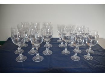 (#164) Crystal Red And White Wine Glasses 11 Of Each With Storage Box