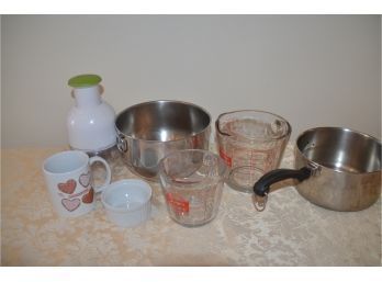 (#80) Kitchen Gadgets:  Farberware Pot, Stainless Mixing Bowl, Ramekin, Chopper, Pyrex Measuring Cups