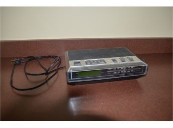 (#136) Vintage GE Clock Radio Player - Turn On