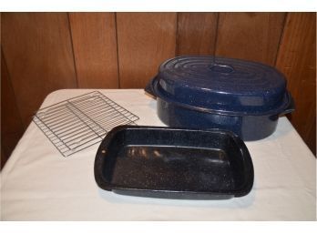 (#138) Oval Covered Roasting Pan And Roaster,  Wire Cookie Cooling Rack