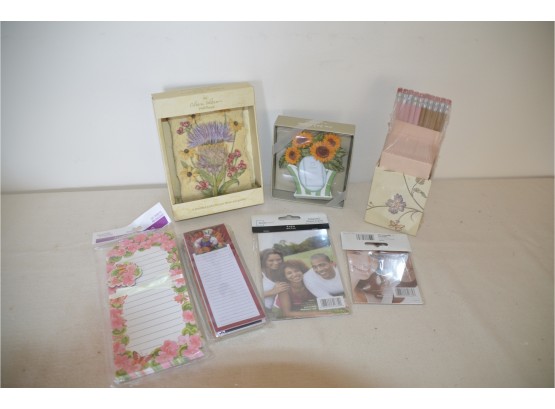 (#212) New Decorative Resin Floral Plaque, Notes Pads, Picture Frame, Magnetic Lucite Frames