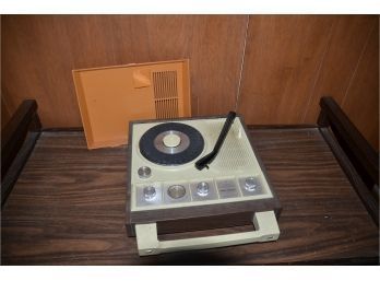 (#305) Vintage Portable AM Radio 45 Record Phonograph Player Model RP-10 - Works