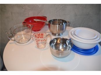 (#82) Kitchen Cook Bake Ware Measuring Cups, Mixing Bowls, Strainer