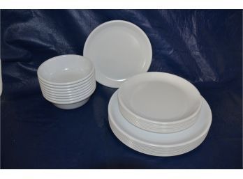 (#115) Set Of 8 Plastic Rubbermaid Plates, Dessert Plates And Bowls