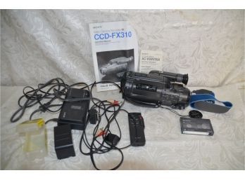 (#188) Sony Video Camera Recorder  CCD-FX310 Video * Handycam With Chargers And Case