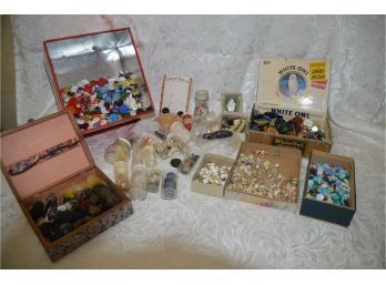 (#73) Large Lot Of Vintage Buttons In Vintage Boxes