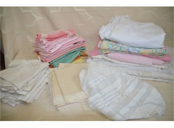 (#164) Vintage Assorted Table Cloth And Napkins