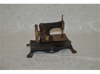 (#79) Vintage Metal Child Size Sewing Machine 9x6 (rusty)