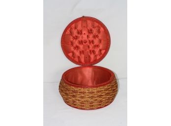 (#173) Vintage Wicker Sewing Basket With  Pin Cushion Lid  -  VTG. Sewing Thread, Needles,  Scissor Thimbles