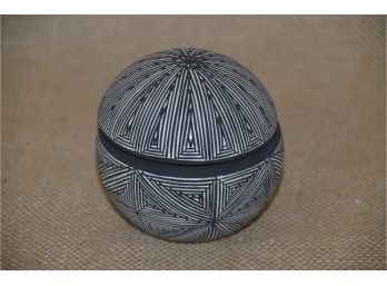 (#248) Native American R. Chino Acoma N.M. Round Pottery Black And White Seed Pot New Mexico