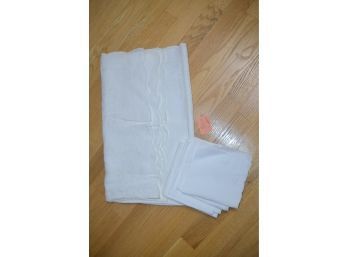 (#112) White Square 40' Table Cloth Linen And 6 Napkins