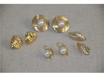 (#65) Lot Of 4 Pierced Earrings Gold Tone Inlay Center Pearl