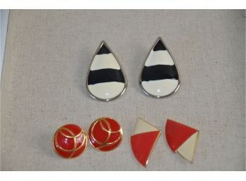 (#62) Lot Of 2 Pierced Earrings 2 Pairs Of Red Enamel Gold Tone 3- Black / White Rain Drop