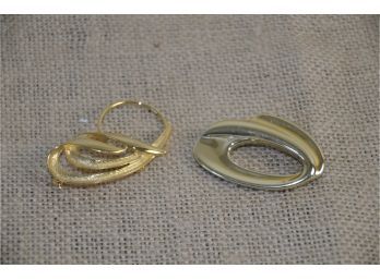 (#13) Lot Of 2 Pins 1- Metal Gold Leaf 2- Vintage Plastic Overlay