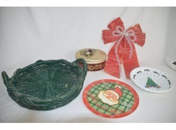 (#31) Christmas Decor.: Green Round Basket, Plastic Party Ware
