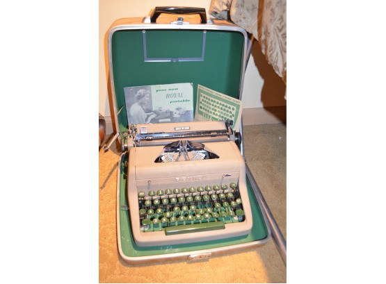 Vintage Royal Portable Typewriter / Quiet Deluxe