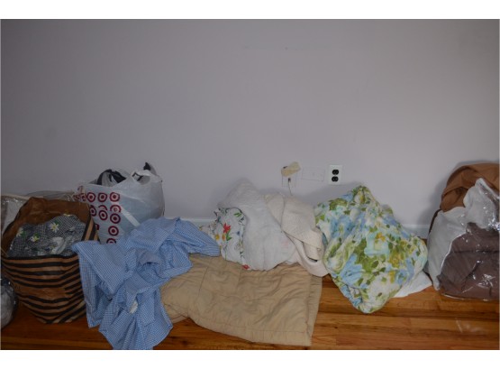 Assortment Of Bed Comforters (queen, Full) Linens