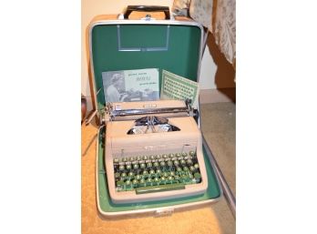 Vintage Royal Portable Typewriter / Quiet Deluxe